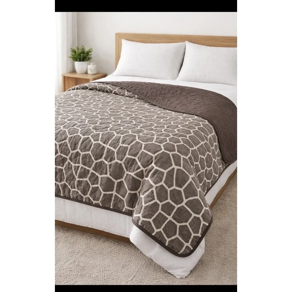 pre-owned! Michael Kors Queen Reversible Quilted Blanket Giraffe Print Brown